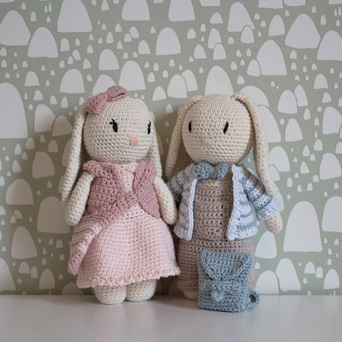 2 bunny stuffed animals with clothing - Crochet kit