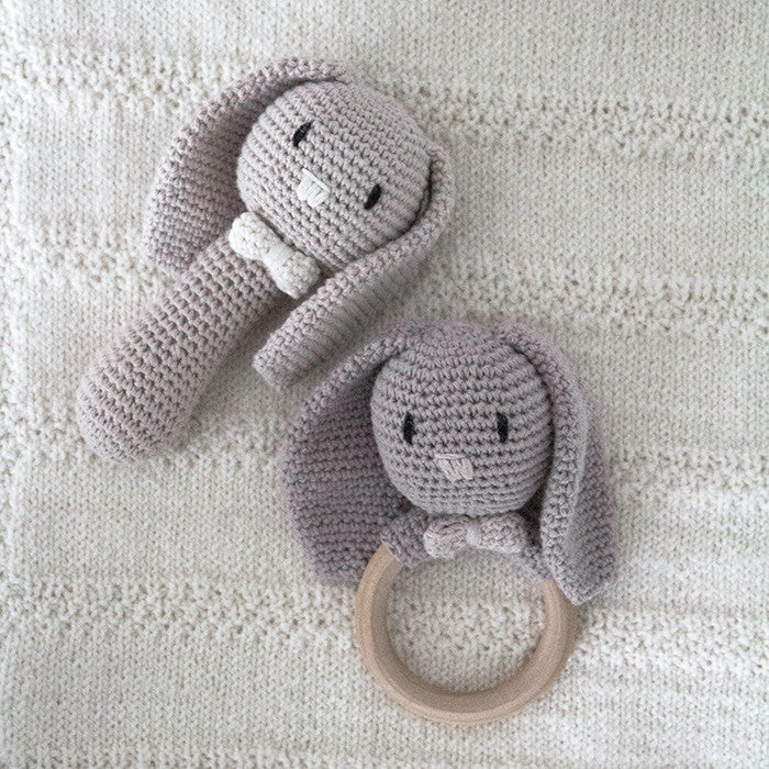 Hæklet rangle med rasleboks fra Krea Deluxe i økologisk bomuldsgarn